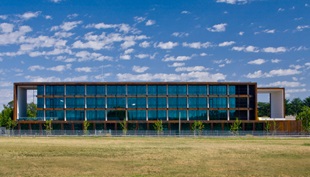 The new Queanbeyan Government Service Centre cladding is made from BlueScope XLERPLATE LITE™ HW350 steel, custom folded using the sheet dimensions.